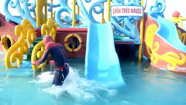 Congelados Elsa PISCINA SORPRESA! w/ Spiderman Bromas Congelado Elsa Piscina! Divertido Superher