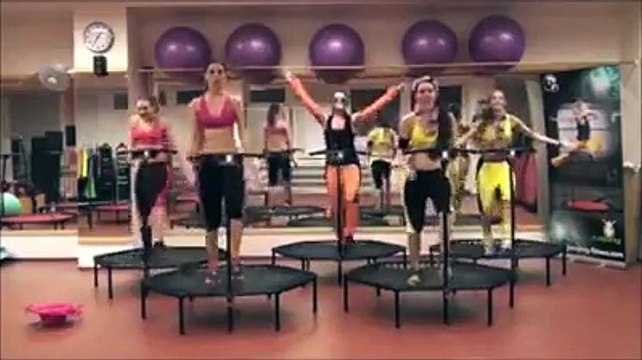 Pour une mise en forme dans la bonne humeur, ces femmes montent sur un petit trampoline et ce qu’elles font est extraord