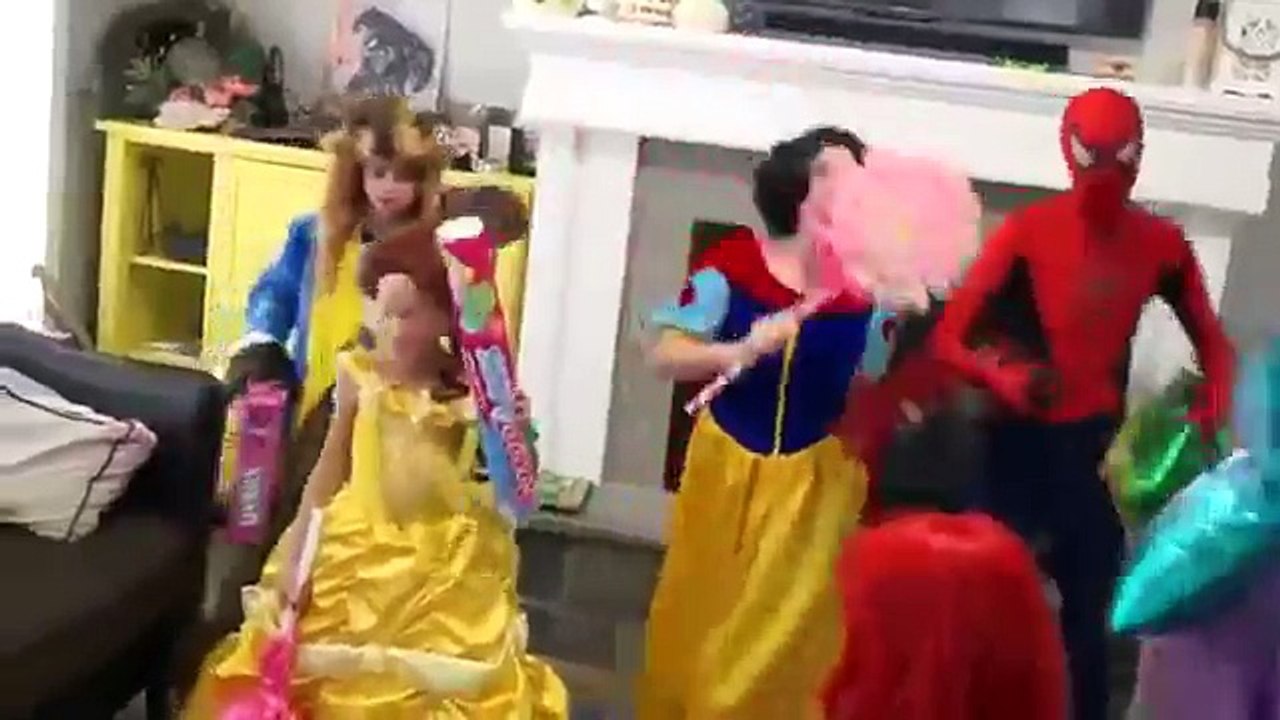 #Frozen Elsa y Elsa bebé vs Payaso! w Spiderman, Bromista chica, mala niña de spiderman 3