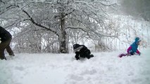 Папа броски гигант снежный шар на дитя