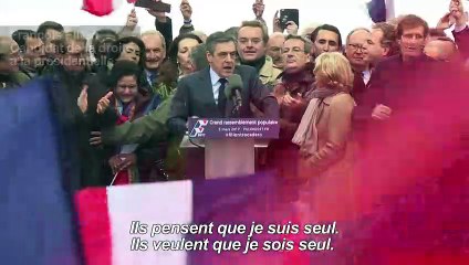 Avec ses partisans au Trocadéro, Fillon maintient sa candidature