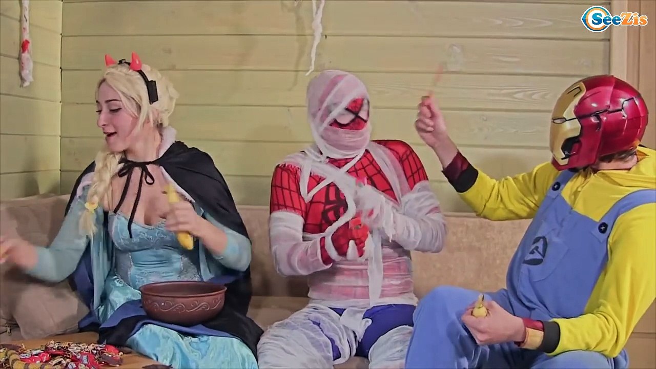 VAMPIRE Frozen Elsa & Halloween PRANK! w/ Spiderman Joker Hulk Toys! Superhero Fun Episode