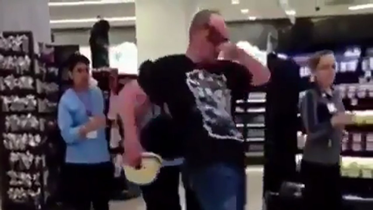 Cet homme tente de faire ses courses avec quelques grammes dans le sang