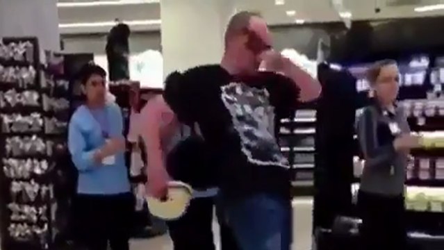 Cet homme tente de faire ses courses avec quelques grammes dans le sang