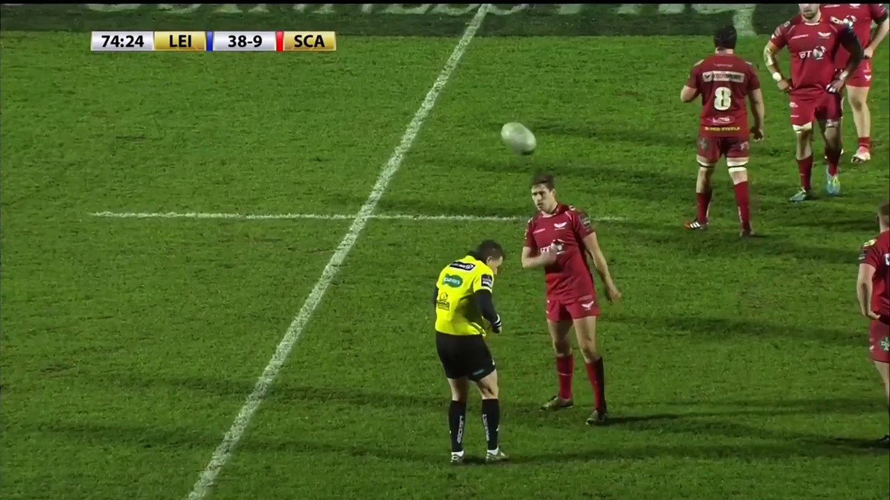 Cet arbitre de Rugby met un carton jaune à un ramasseur de balle... Trop drole!