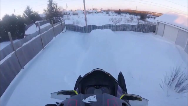 Il crée un parcours motoneige dans son quartier... Fou le biker