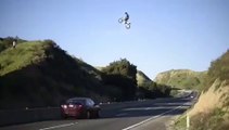 Ce biker saute en motocross au dessus d'une autoroute... Dingue