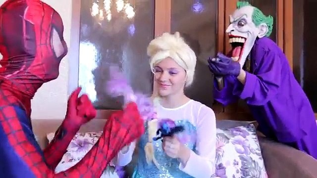 Замороженные elsa зомби шалость против человека-паука в реальной жизни! Вт Малефисента Джокер Человек-паук игрушки супергерой удовольствие
