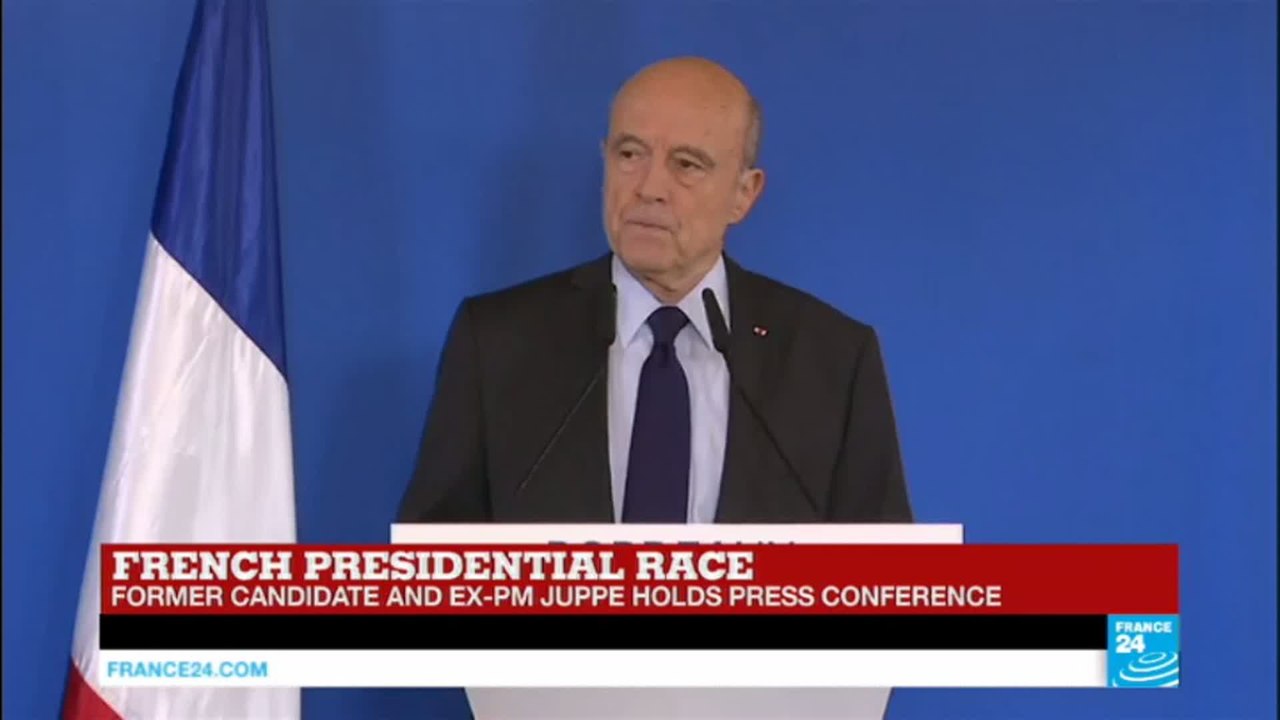 Former right-wing candidate Alain Juppé holds p...