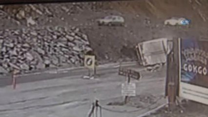 Kamyon Otomobilin Üzerine Böyle Devrildi