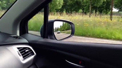 Une F1 sur une route en plein trafic