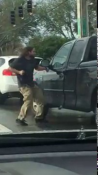 Fou de rage, il donne un violent coup de poing à la vitre et asperge le conducteur avec un spray ﻿au poivre