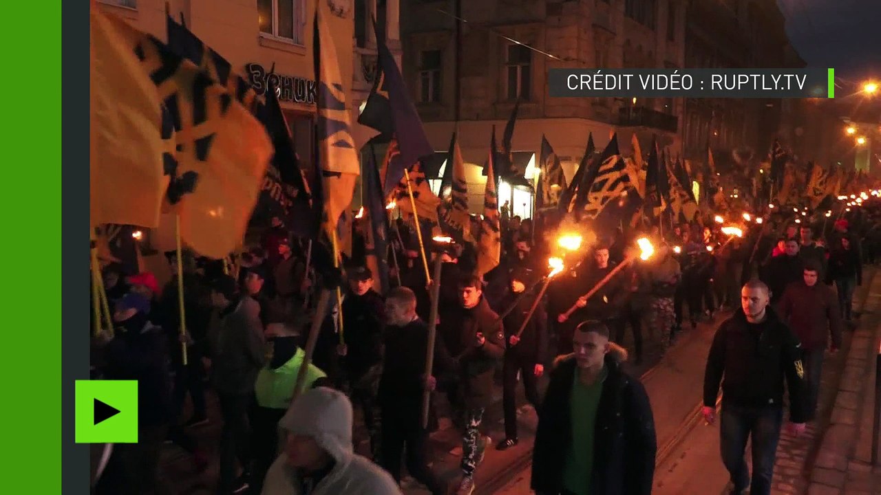 Des nationalistes ukrainiens honorent un collaborateur nazi lors d'une marche aux flambeaux