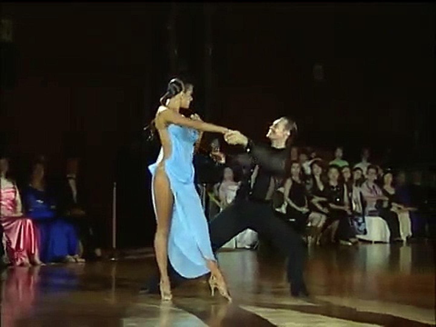Ce couple de danses a mis le feu sur scène, mais la robe de la danseuse  éblouit le public et les jurés - Vidéo Dailymotion