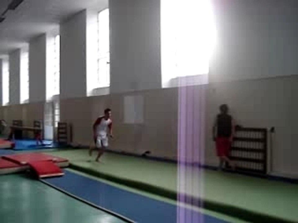 Rondade flip salto arrière réalisé par jo