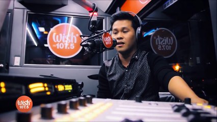 Cet homme chante avec une voix de femme et d'homme en même temps