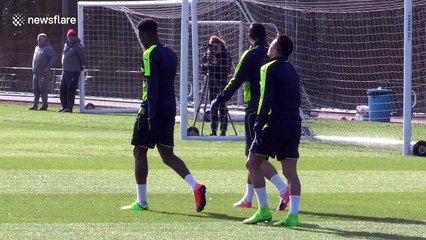 Wenger and Sanchez shake hands during Arsenal training
