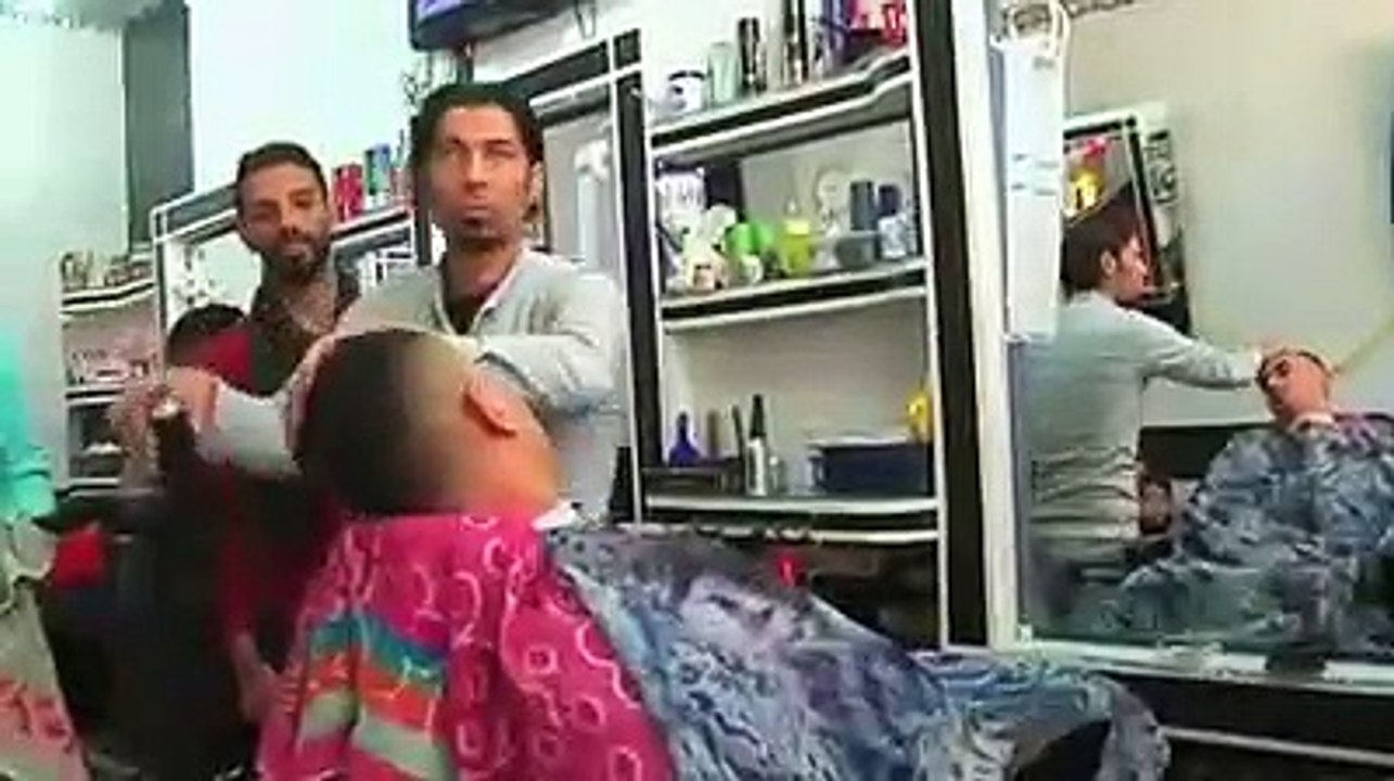 Ce coiffeur enflamme les cheveux de ses clients. Incroyable ! 3