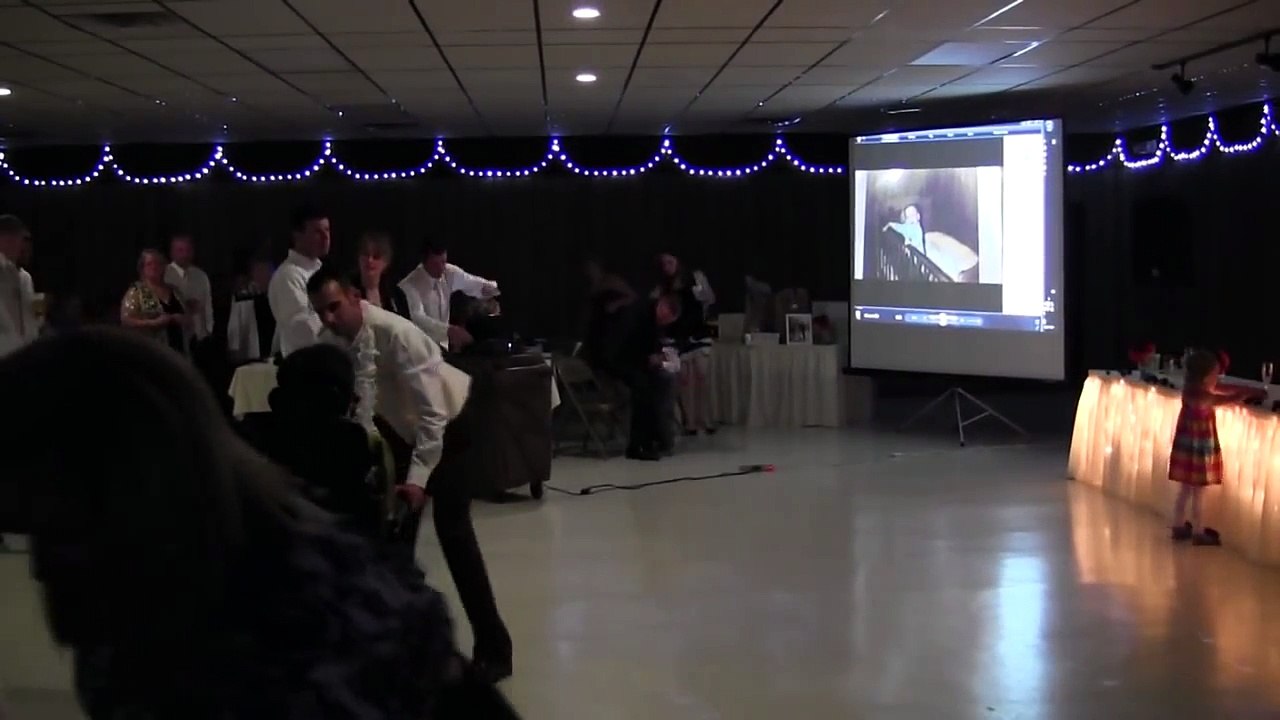 Cette femme en fauteuil roulant a eu droit à une belle surprise lors du mariage de son fils