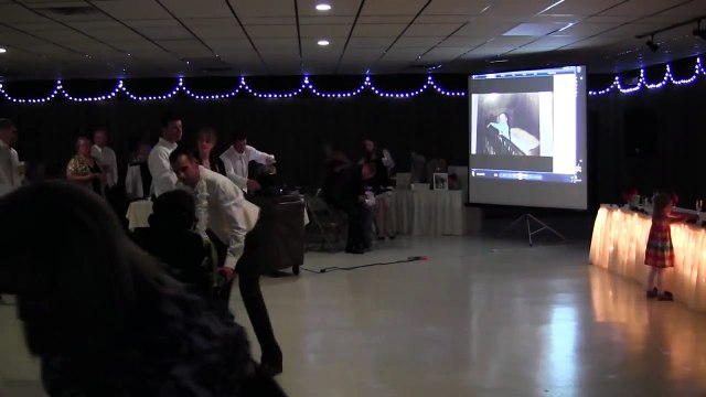 Cette femme en fauteuil roulant a eu droit à une belle surprise lors du mariage de son fils