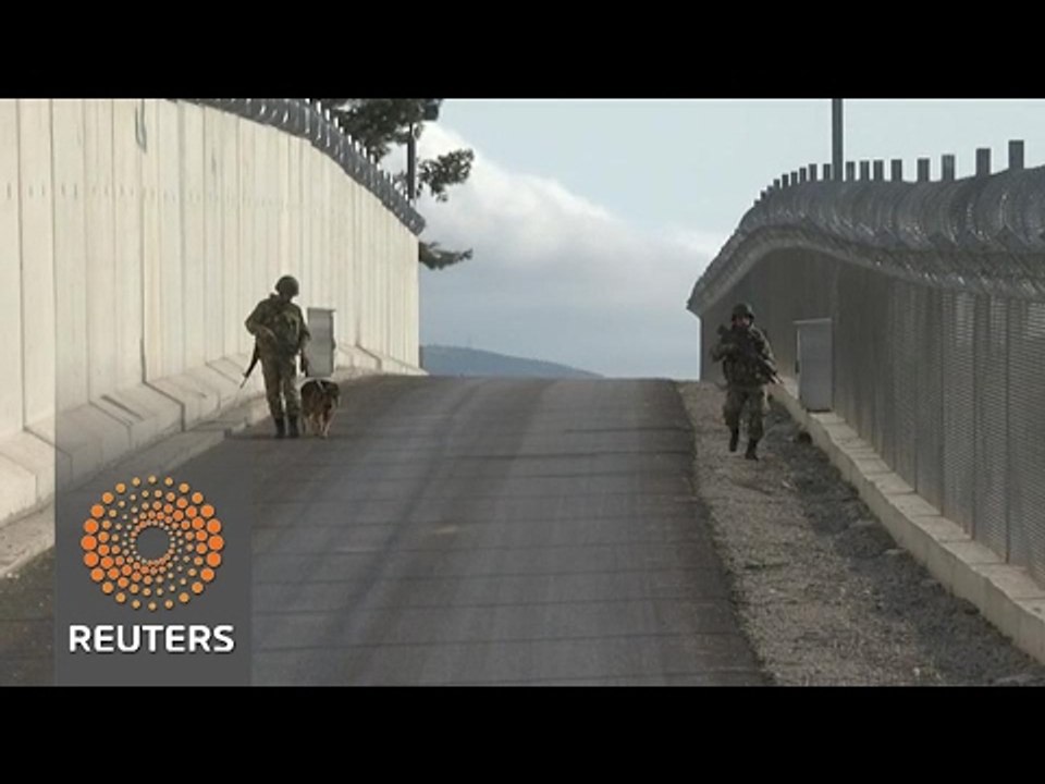 Turkey clamps down Syria border as IS battle looms