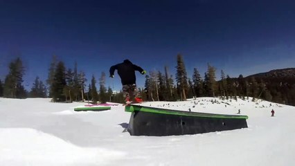 Ce skieur pousse un enfant qui passe devant lui sur un tremplin