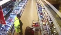 Un homme se soulage en plein supermarché !