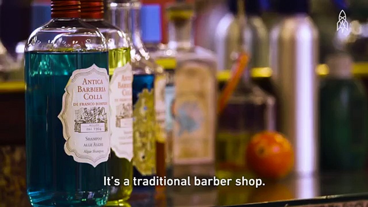 Ce coiffeur enflamme les cheveux de ses clients. Incroyable ! 4