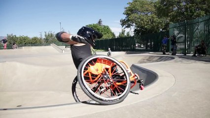 En fauteuil roulant, Aaron Fotheringham se régale dans un skatepark