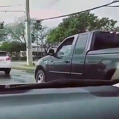 Cet homme explose la vitre d'un autre automobiliste avec son poing