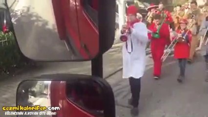 Almanyada LGBT Bireyinin Yanaşmasından Pek Ürken Türk Kamyoncu