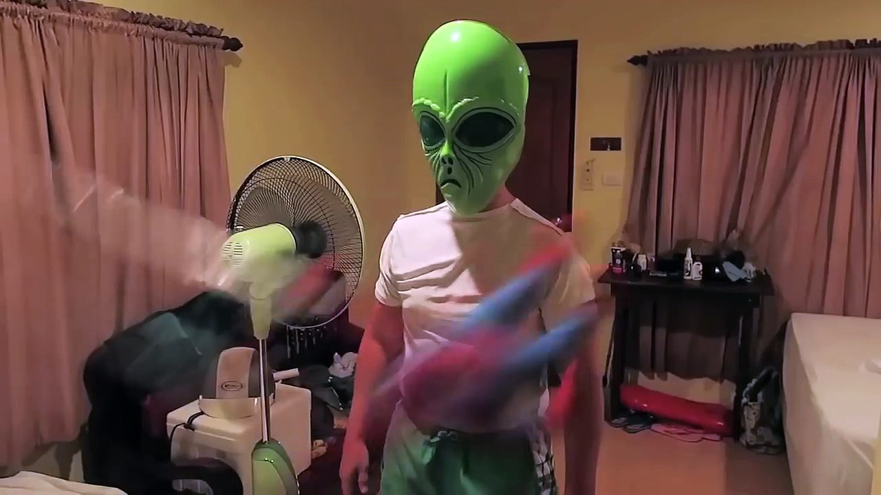 Человек-паук против Русалка Spiderbaby в реальной жизни! Розовый Человек-паук против Малефисента супергерой удовольствие