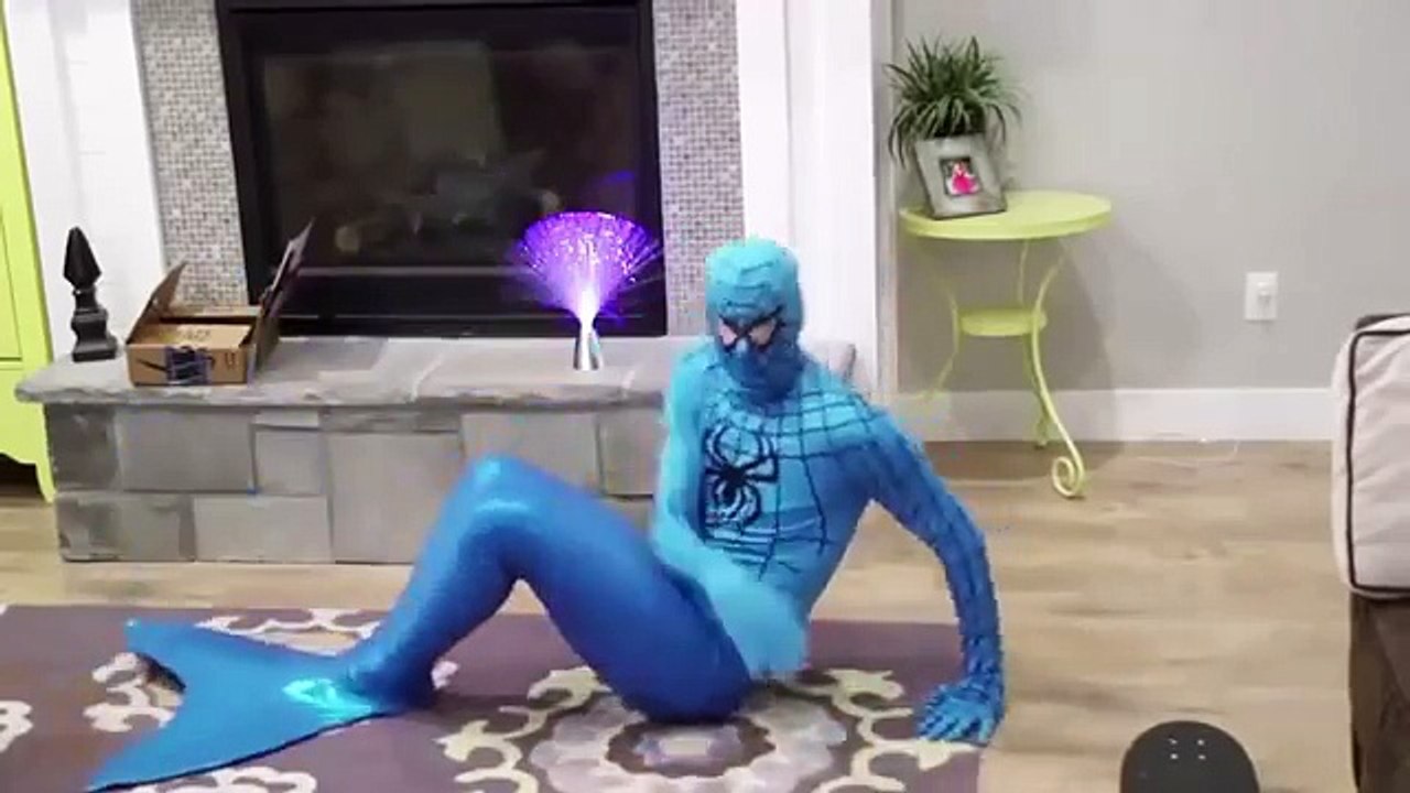 RECKLESS JOKER Crushes SpiderBaby Congelados elsa Debajo del coche! la estación de spiderman hulk