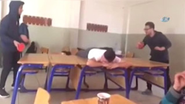 Sıraları Masa, Arkadaşlarını File Yapıp Masa Tenisi Oynadılar