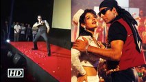 Watch video Akshay Kumar performs Tu Cheez Badi for the crowds