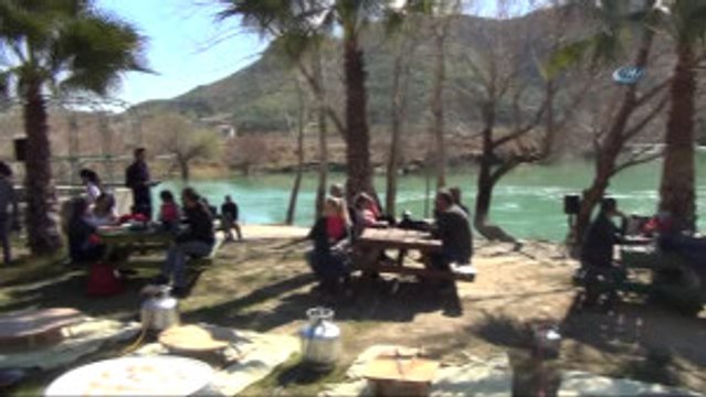 Yabancı Gelinler Gözleme Yapmak İçin Yarıştı