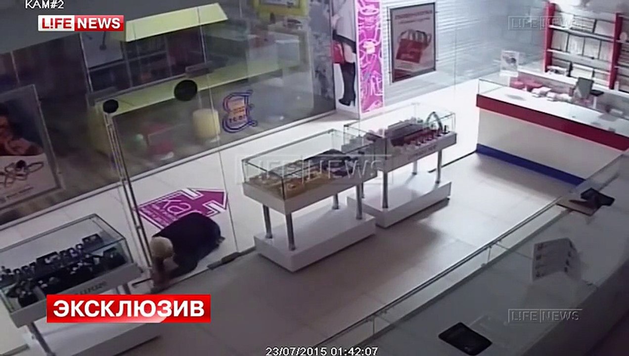 Ce voleur emploie de drôles de techniques pour commettre un vol dans une bijouterie