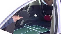 Jouer au Ping Pong dans le coffre de sa voiture...