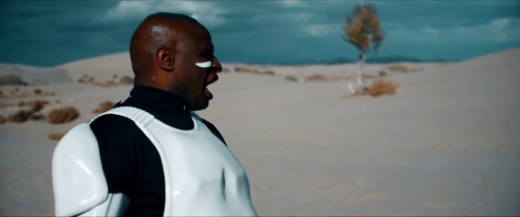 Déguisé en Stormtrooper il chante Hello d'Adele... Mais pourquoi ?