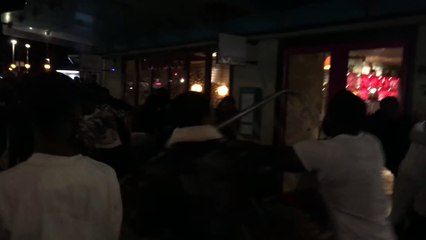 Une bagarre générale éclate à la sortie d'un bar