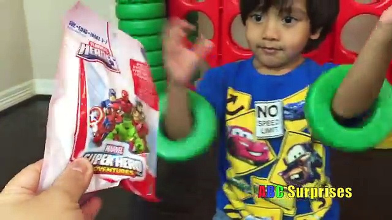 GIANT CONNECT 4 FAMILY GAME NIGHT Life Size Toys for Kids Surprise Eggs Opening Marvel Sho