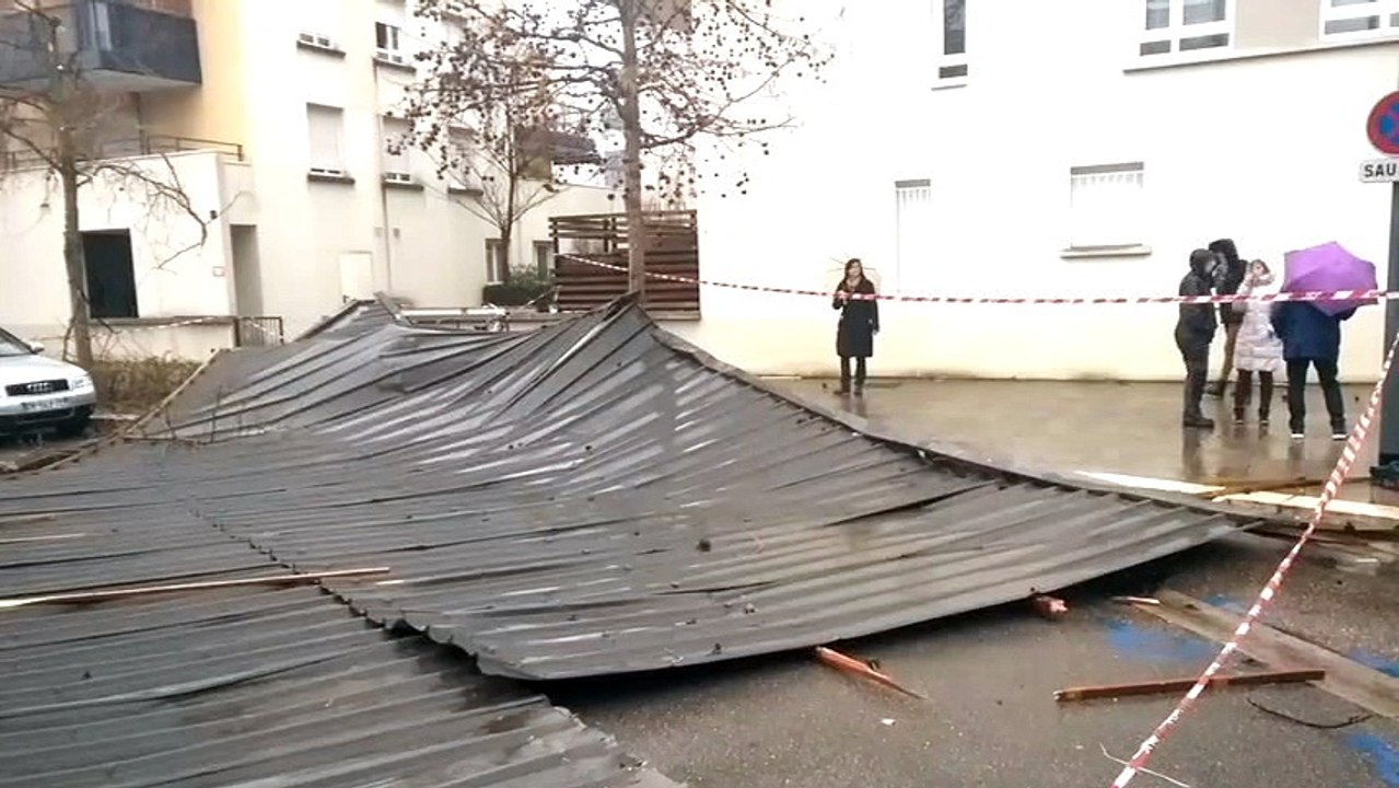 Intempéries : un vaste pan de toiture s'envole et atterrit en pleine rue à Grenoble