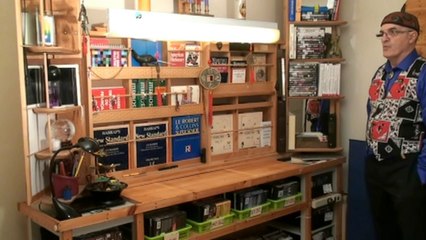 Bibliothèque montée avec meubles à recycler.