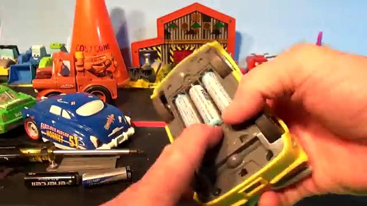 DIsney Pixar Cars Shake and Go Car Ramone with Lightning McQueen Mater Doc Hudson, Professor Zeeee