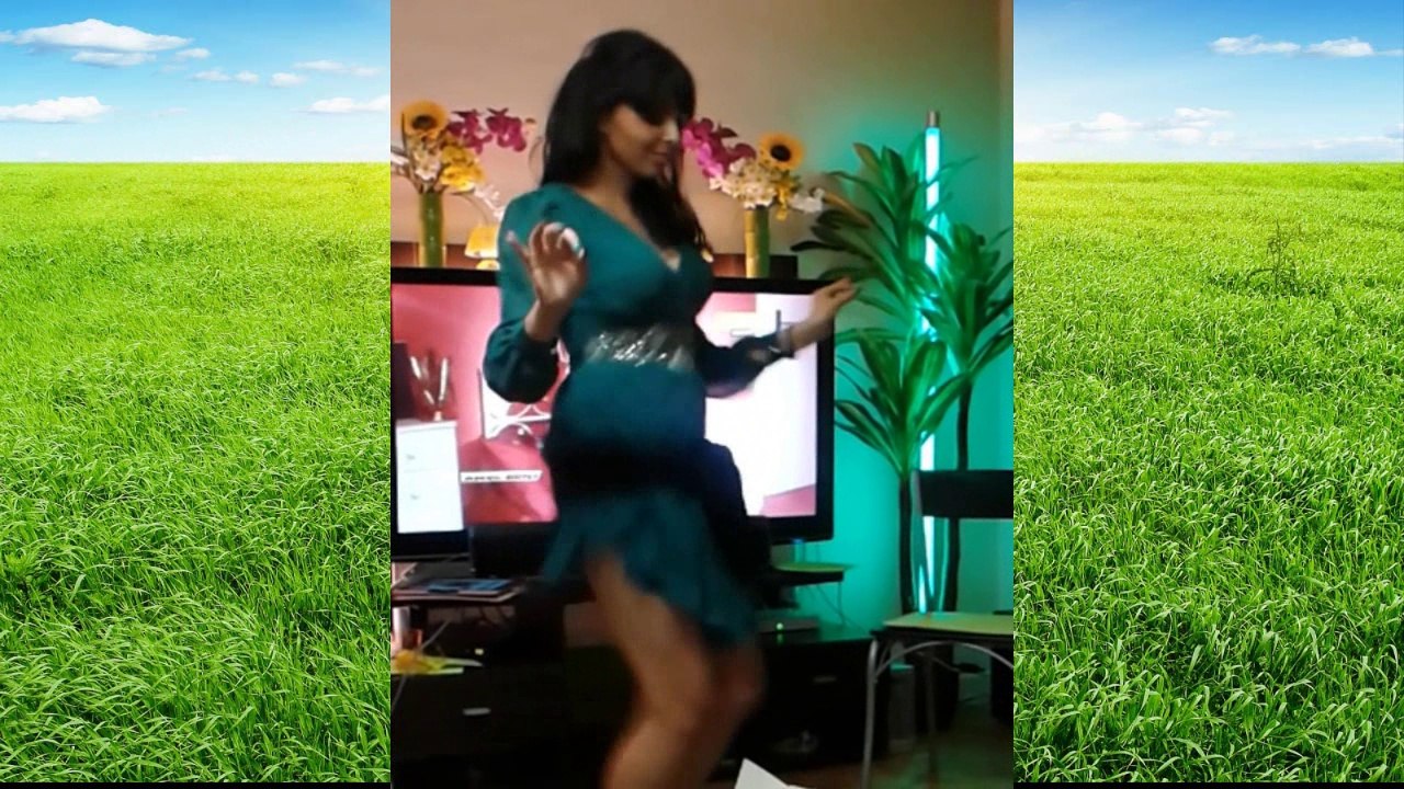 Evde döktüren neşeli Arap kızı