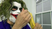 Джокер ест банан в реальной жизни Супергеройское кино