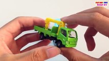 Холодок Мельница против Hino грузовик | Томика и горячие автомобили колес для детей | детские игрушки видео в HD