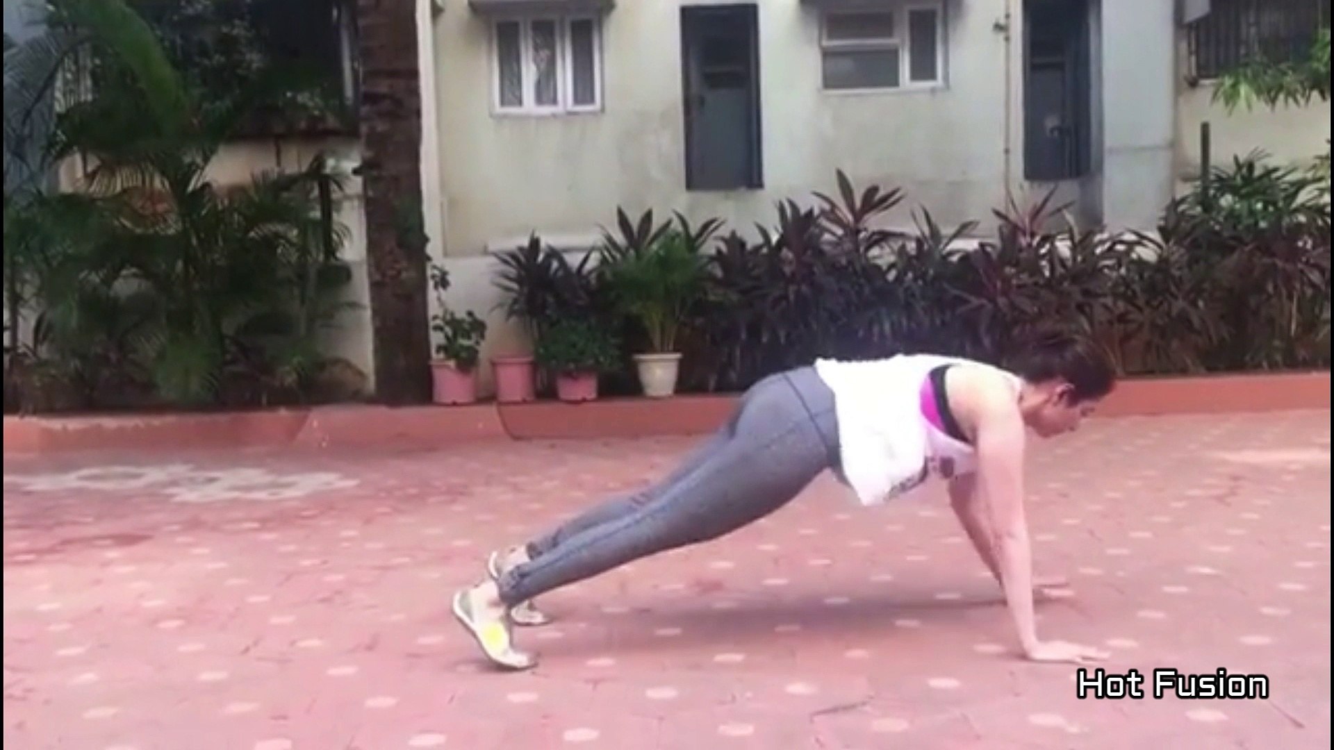 ⁣Tamannaah Bhatia hot Push up Workout