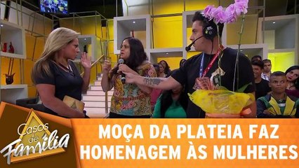 Moça da plateia faz homenagem às mulheres