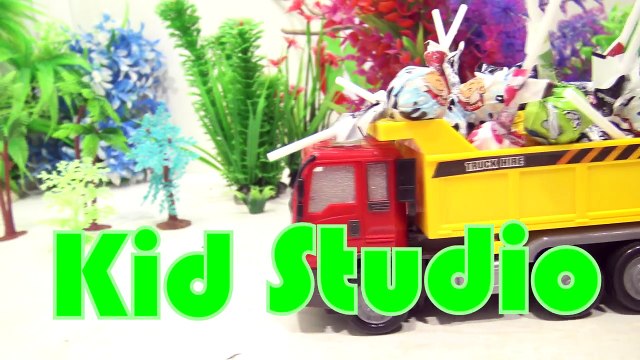 KHỦNG LONG BẠO CHÚA cướp kẹo của xe ô tô tải bị cảnh sát bắt DINOSAUR AND CAR TOY STORY FOR KIDS 810-uV_KTM0TQpA
